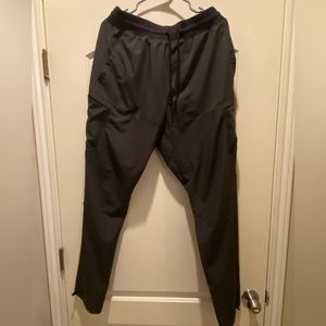 Fitted Under Armour heat gear workout pant.